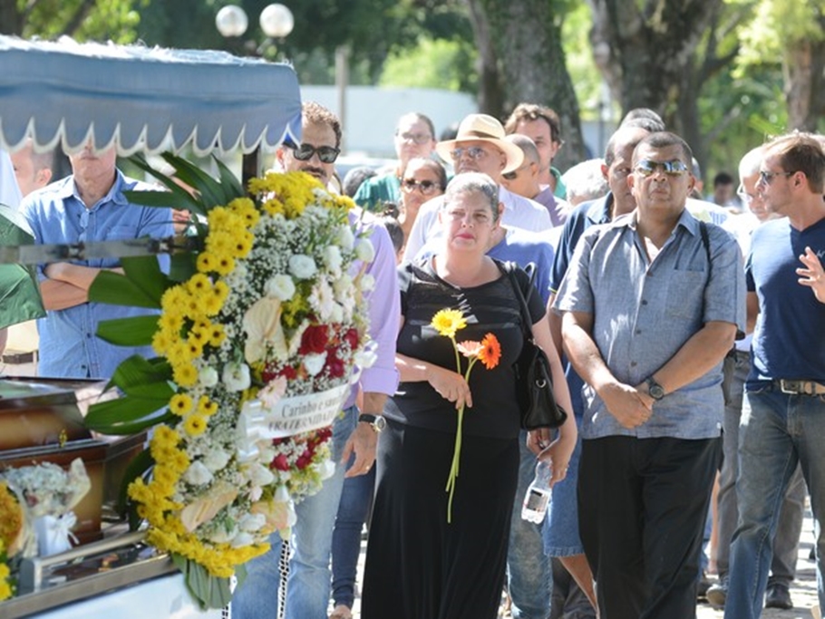 Enterro da cantora Loalwa Braz, do Kaoma, em cemitério na Serra, no Espírito Santo