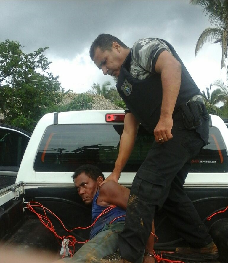 Momento da prisão do crminoso na zona rural de José de Freitas