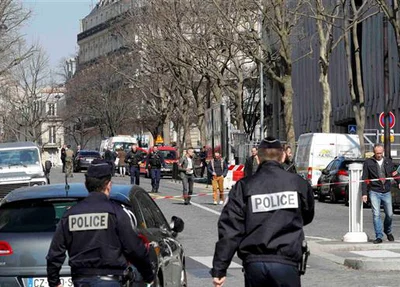 Movimentação em frente ao escritório do FMI em Paris