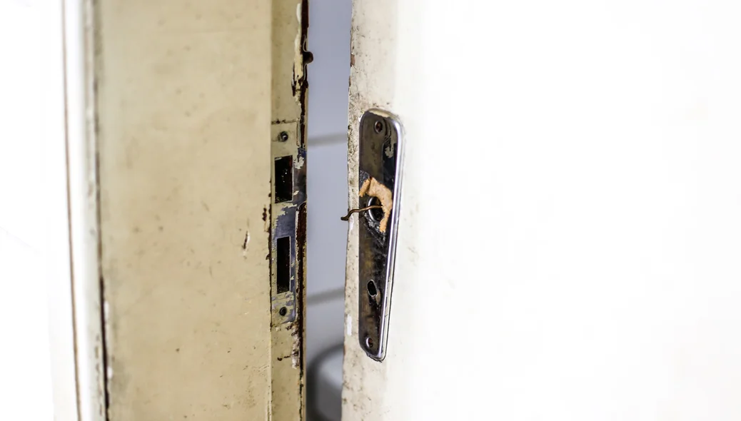 Porta do banheiro sem fechadura