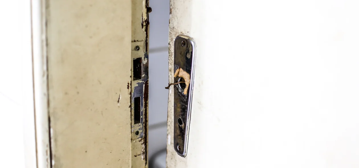 Porta do banheiro sem fechadura