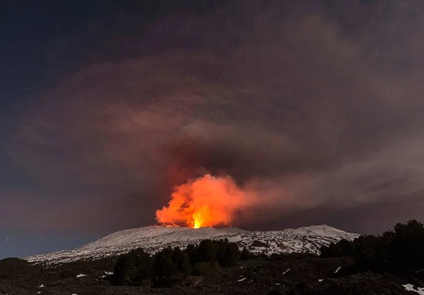 Vulcão Etna em erupção 