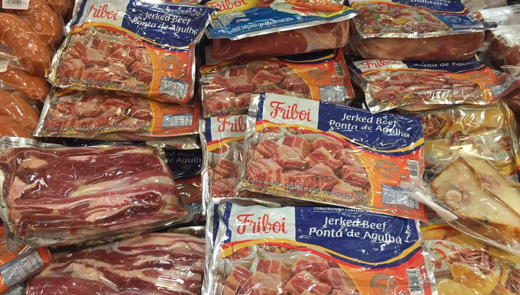 Carnes da Friboi encontradas no Supermercado Carvalho 