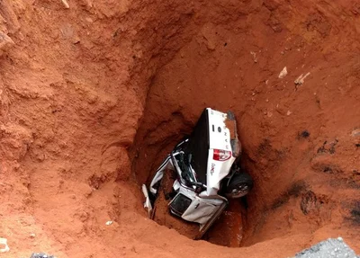 Carro cai em cratera no Maranhão