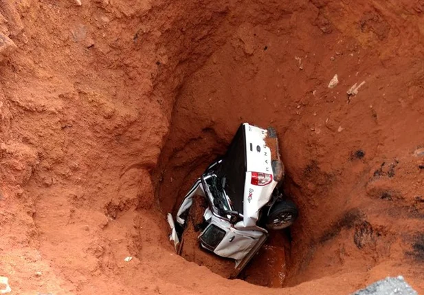 Carro cai em cratera no Maranhão