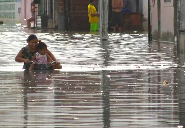 Chuva provoca alagamentos em Parnaíba