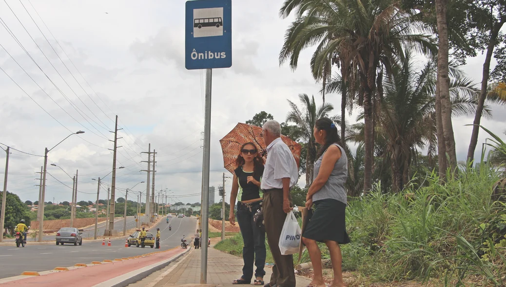 Falta de cobertura nas paradas de ônibus incomoda moradores