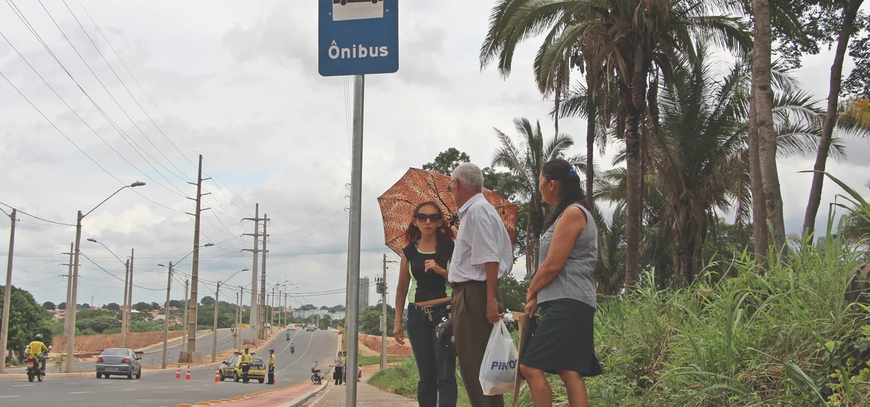 Falta de cobertura nas paradas de ônibus incomoda moradores