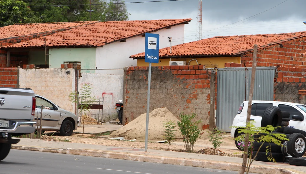 Falta de cobertura nas paradas de ônibus na Vila da Guia