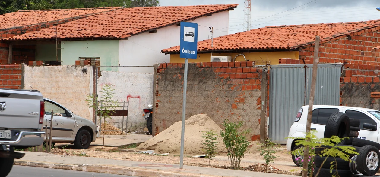 Falta de cobertura nas paradas de ônibus na Vila da Guia