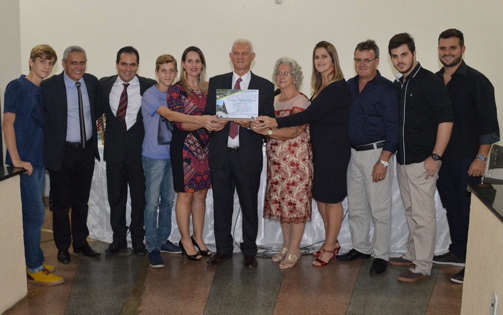 Homenageado com seus familiares e o autor da proposta