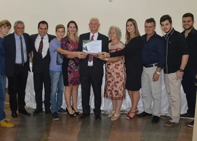 Homenageado com seus familiares e o autor da proposta