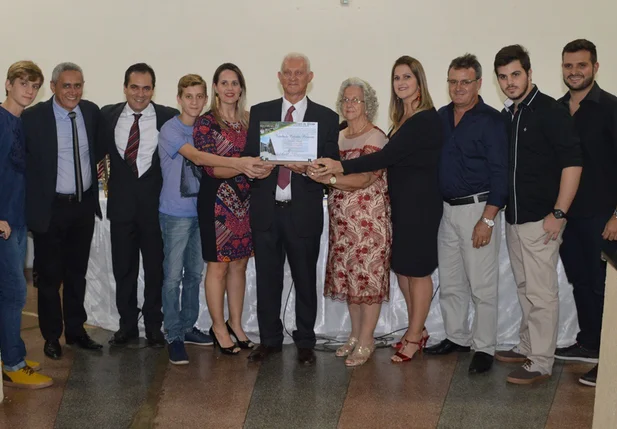 Homenageado com seus familiares e o autor da proposta