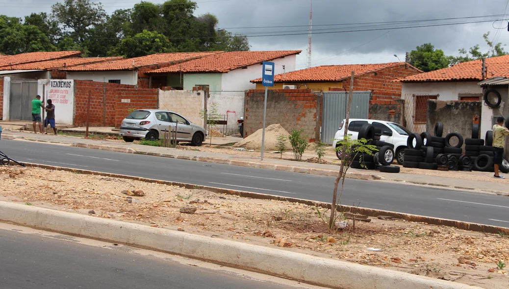 Moradores reclamam da falta de cobertura nas paradas de ônibus em Teresina