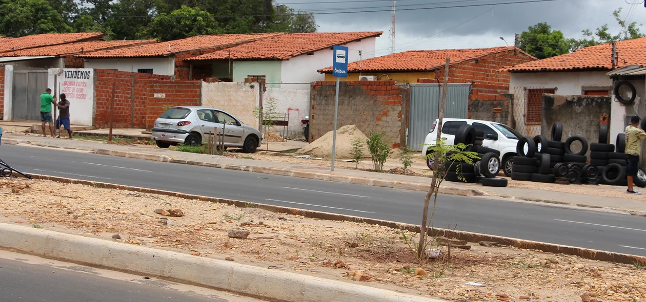 Moradores reclamam da falta de cobertura nas paradas de ônibus em Teresina