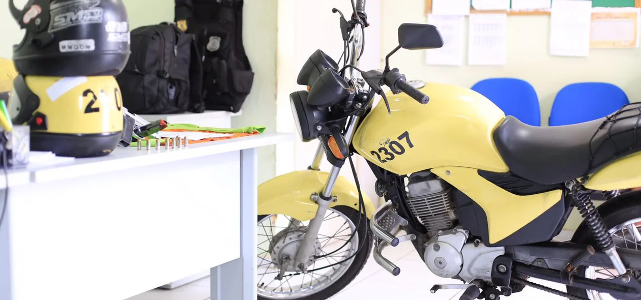 Motocicleta e arma apreendidas
