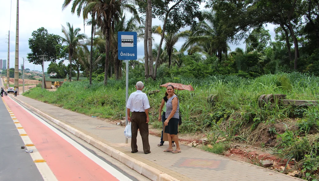 Passageiros reclamam da falta de cobertura nas paradas de ônibus na Vila da Guia