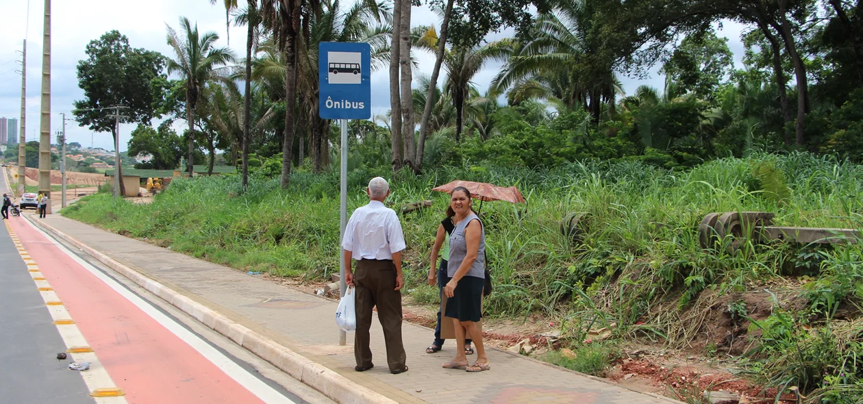 Passageiros reclamam da falta de cobertura nas paradas de ônibus na Vila da Guia