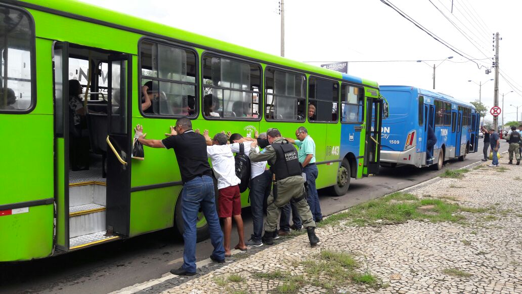 Polícia Militar realiza operação dentro de ônibus coletivos
