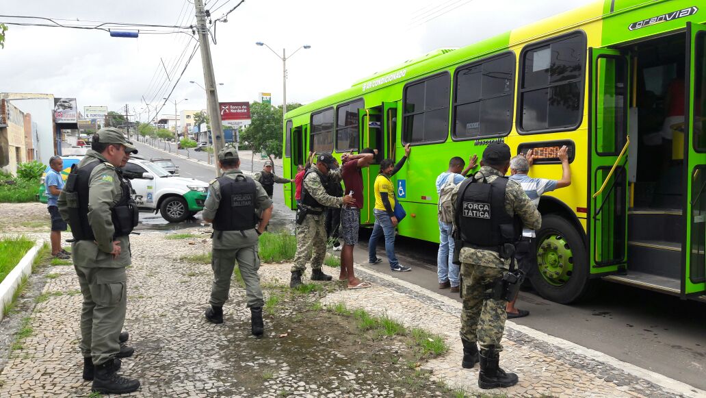 Polícia realiza operação dentro de ônibus coletivos em Teresina