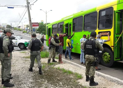 Polícia realiza operação dentro de ônibus coletivos em Teresina