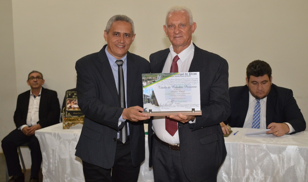 Vereador José Luís faz entrega da placa