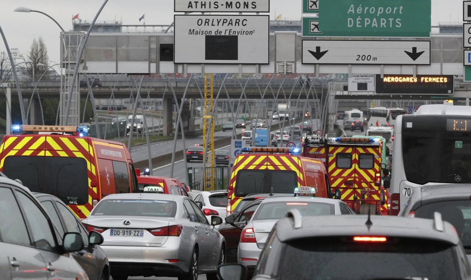 Ambulâncias chegam ao aeroporto de Orly, no sul da França, após suspeito ser abatido por policiais