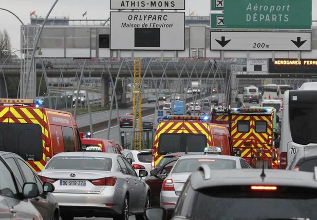 Ambulâncias chegam ao aeroporto de Orly, no sul da França, após suspeito ser abatido por policiais