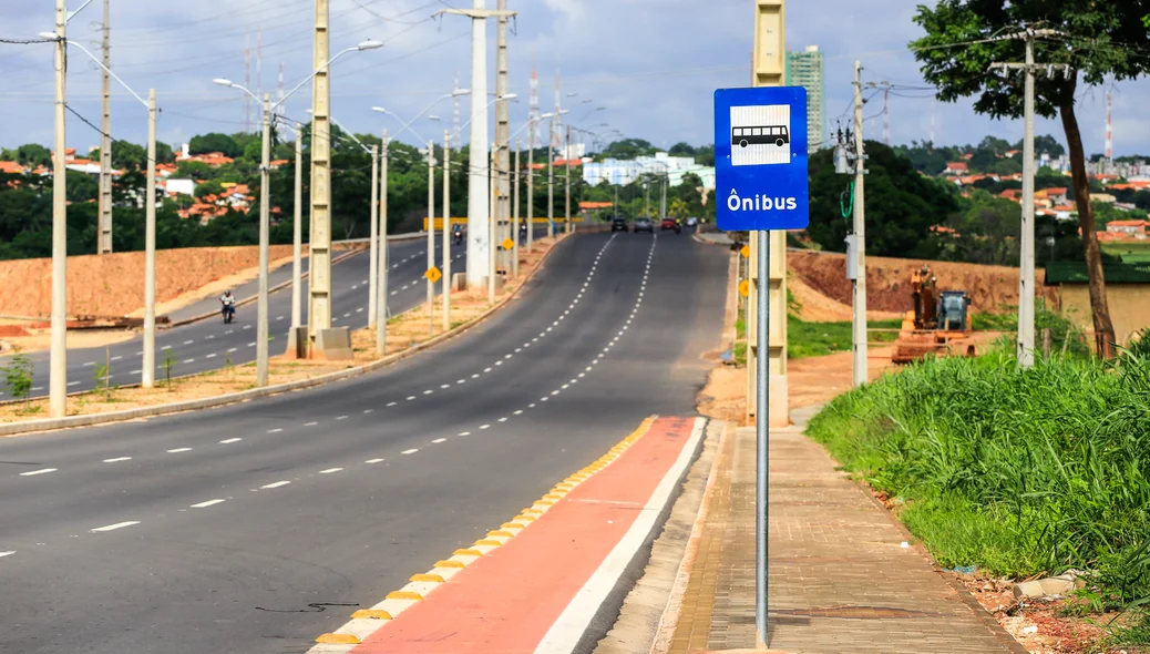 Moradores reclamam da falta de estrutura nas paradas de ônibus do bairro Vila da Guia