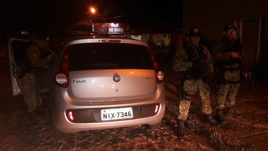 O carro foi abandonado no bairro Lourival Parente, zona sul de Teresina
