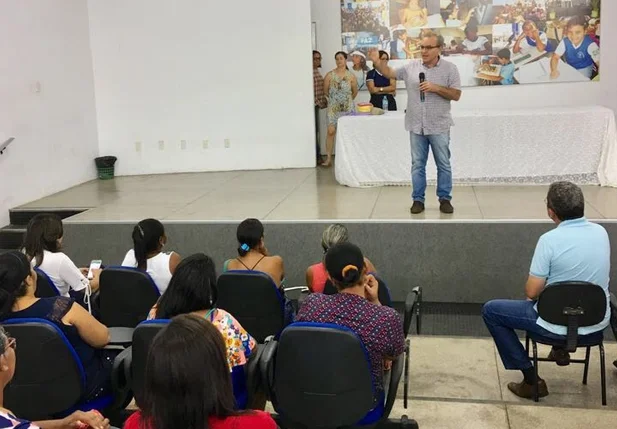 Prefeito Firmino Filho durante abertura de curso preparatório