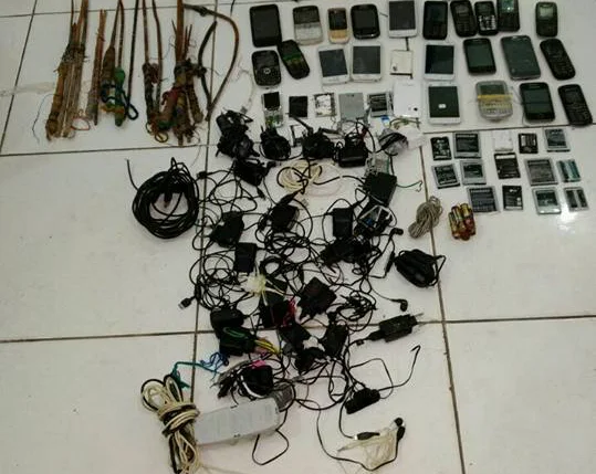 Celulares e objetos perfurantes encontrados em celas da Penitenciária Irmão Guido