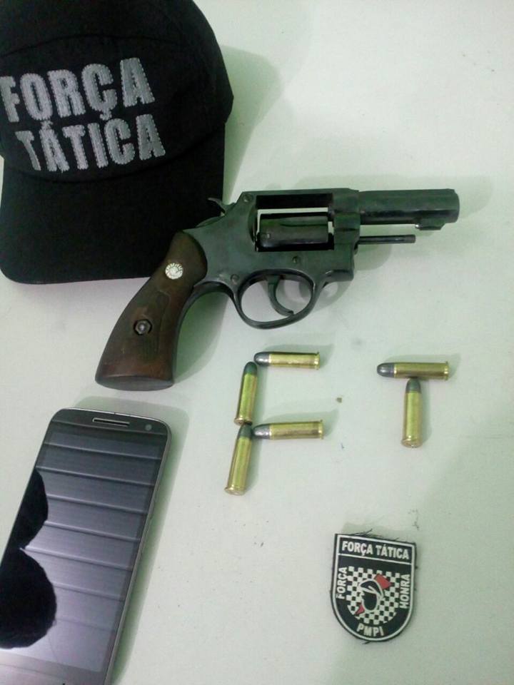 Com o acusado foi encontrado o revólver calibre 38 e 6 munições intactas 