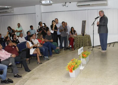 João Henrique discursa durante a caravana em Parnaíba