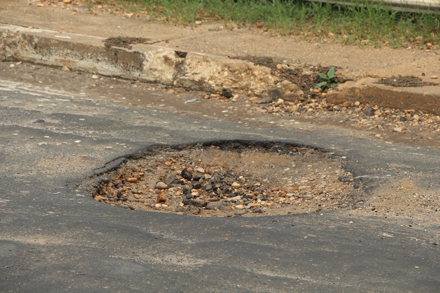 Buraco em via do bairro Torquato Neto