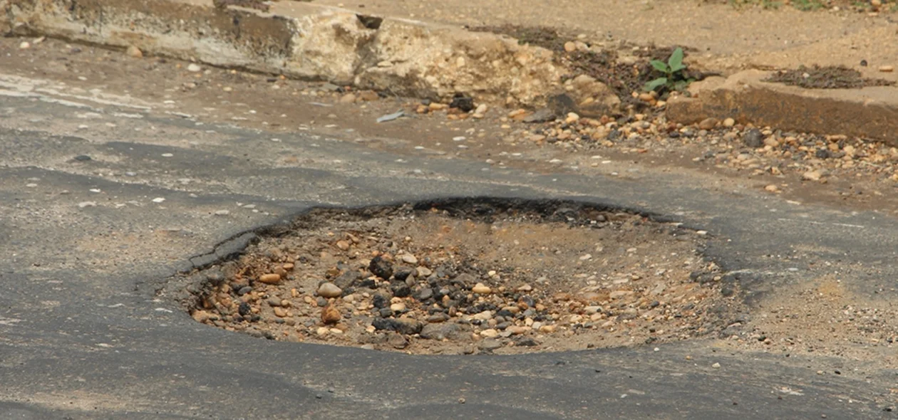 Buraco em via do bairro Torquato Neto