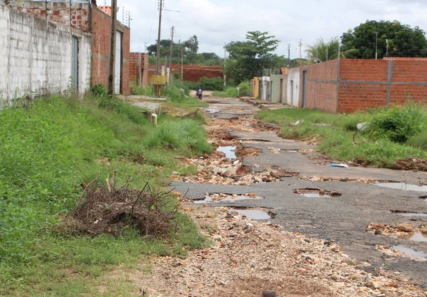 Moradores do bairro Torquato Neto reclamam da falta de estrutura