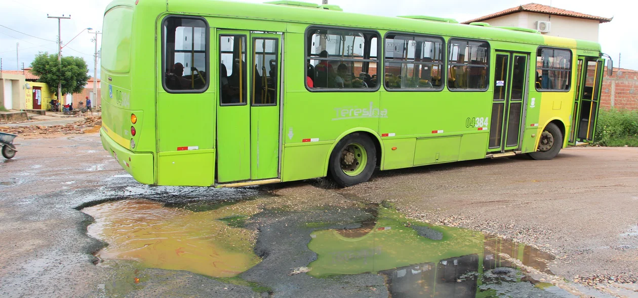 Ônibus circulam por via emburacada