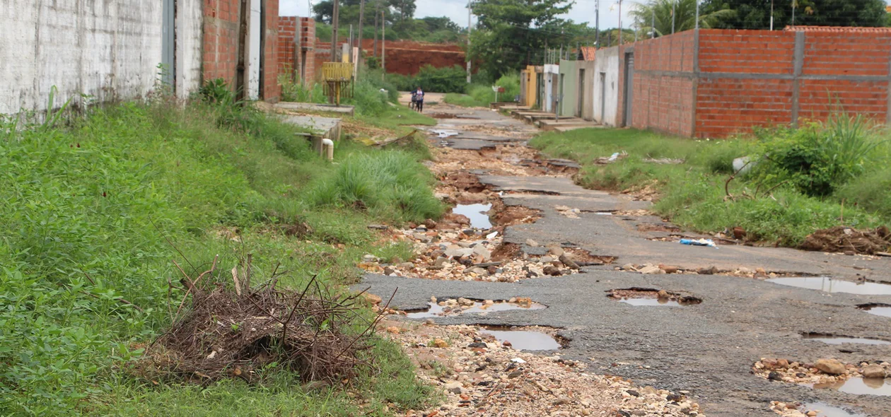 Ruas estão intrafegáveis no bairro Torquato Neto