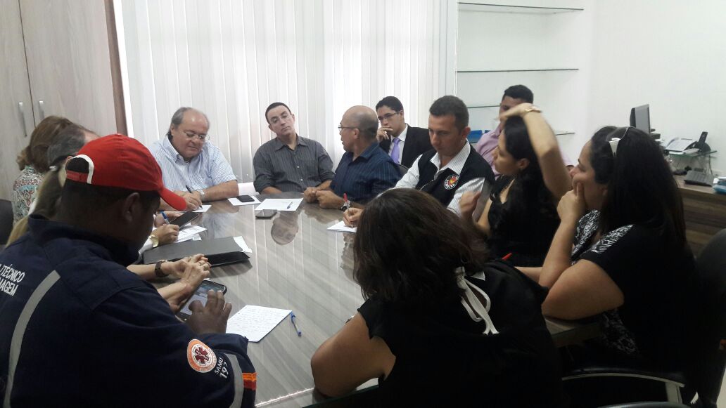 Silvio Mendes se reúne com servidores da saúde em Teresina