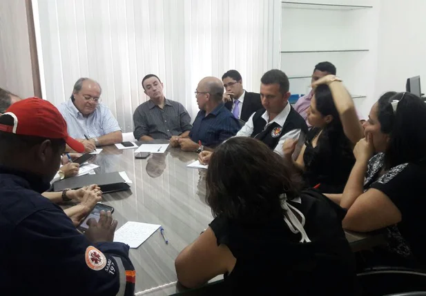 Silvio Mendes se reúne com servidores da saúde em Teresina