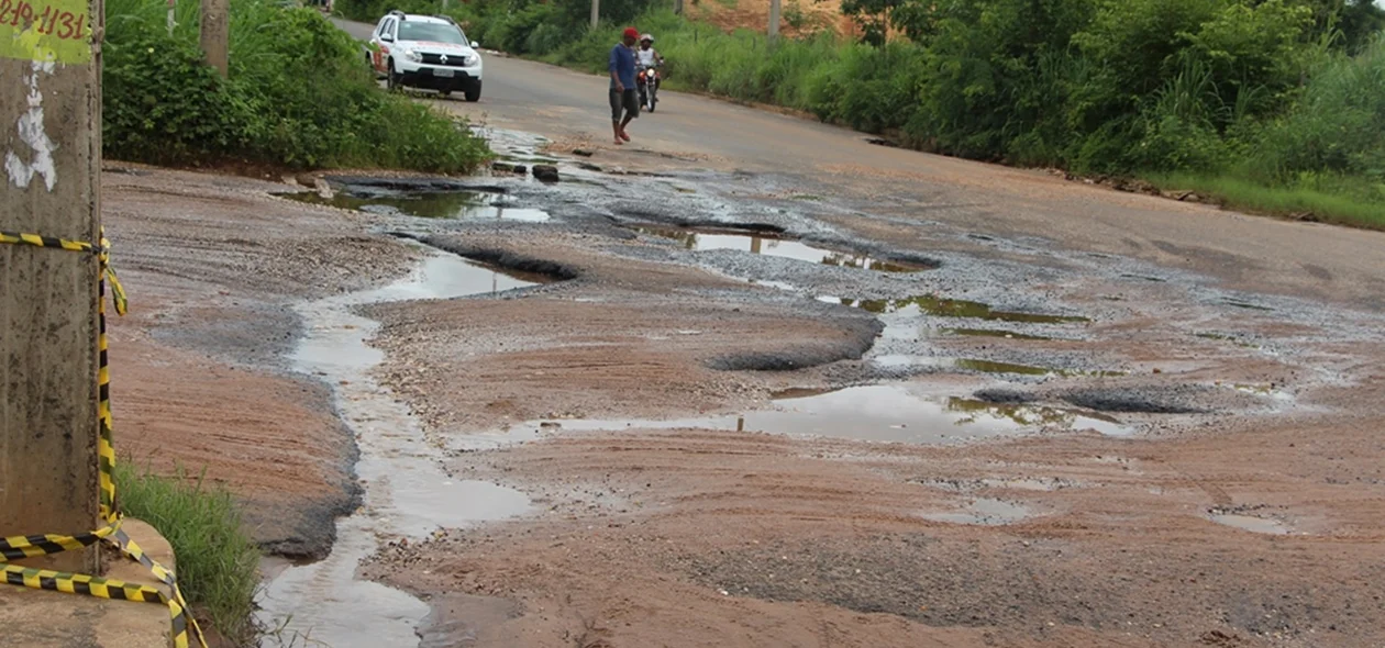 Via emburacada causa transtorno no bairro