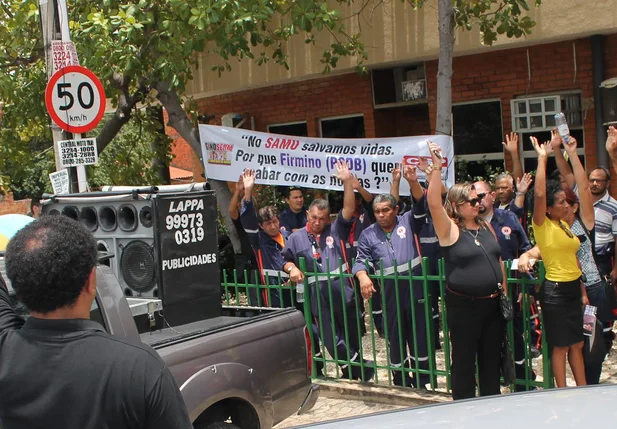 Servidores decidem manter greve em Teresina
