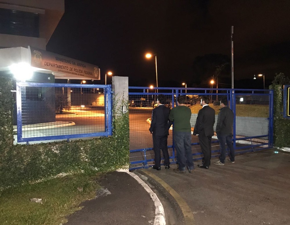 Advogados aguardam os investigados na Carne Fraca