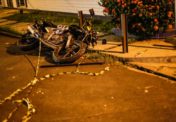 Moto ficou destruída no acidente