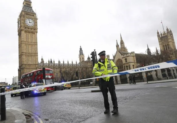 Polícia isola área nos arredores da Praça do Parlamento depois de relatos de tiros no local
