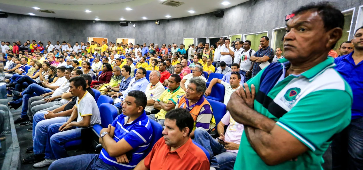 Taxistas protestam na Câmara Municipal