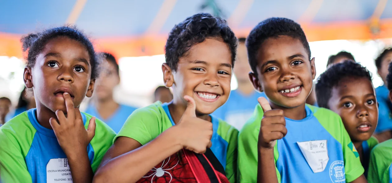 Criançada feliz com apresentações de teatro 