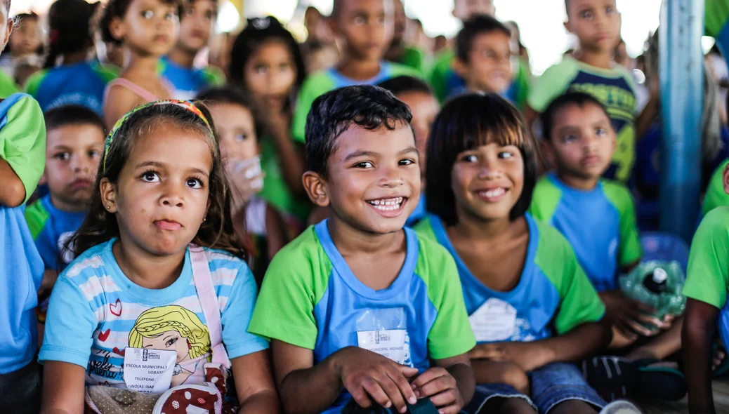 Crianças felizes participam das brincadeiras