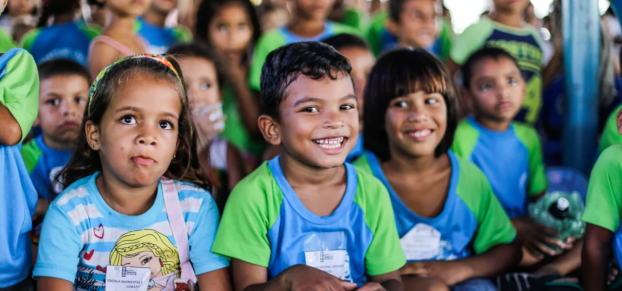 Crianças felizes participam das brincadeiras